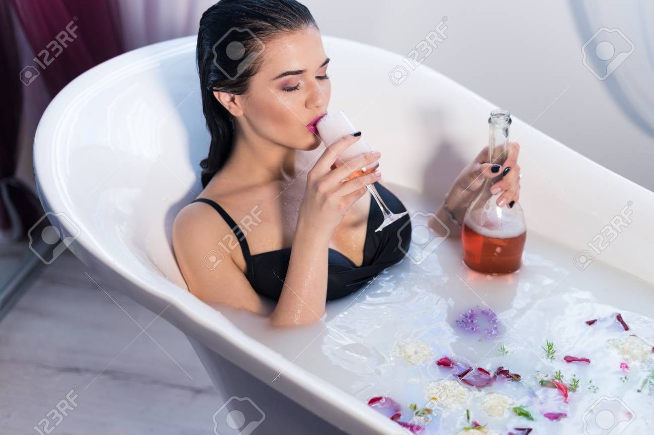 Sexy Mädchen nimmt ein Bad Sexy Mädchen nimmt ein Bad