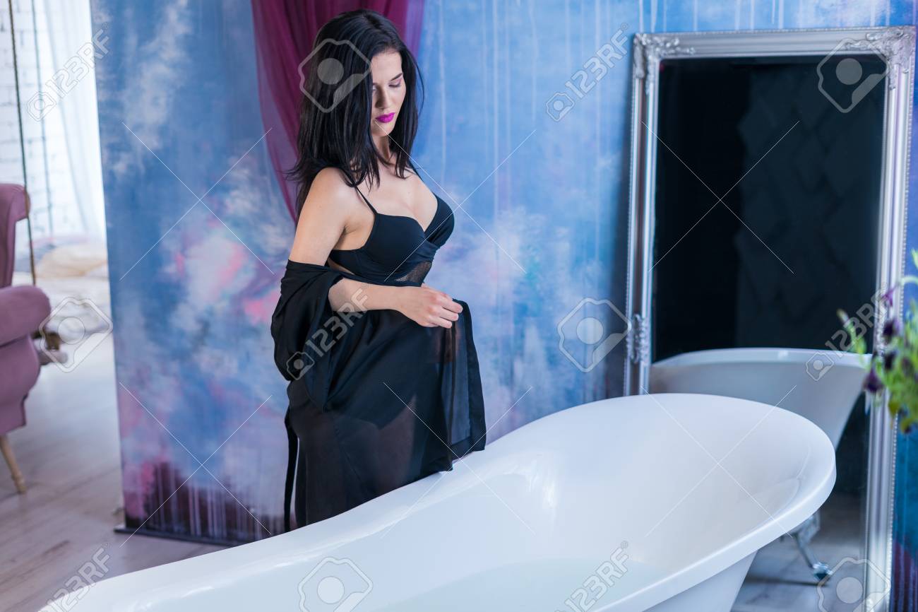 Mujer Morena Quitándose La Ropa Antes Del Retratos, Imágenes Y Fotografía De Archivo De Derecho. Image