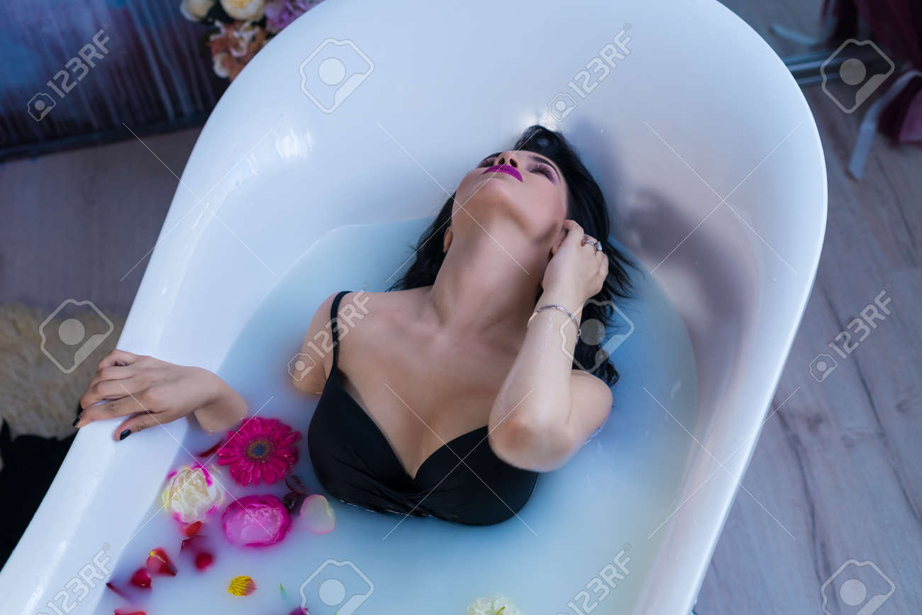 Mujer En El Baño. Mujer Morena Relajante En Bathtube De Leche Caliente Con Flores esposa 1300x867 Imagen De Sexo Hq Mujer En El Baño. Mujer Morena Relajante En Bathtube De Leche Caliente Con Flores