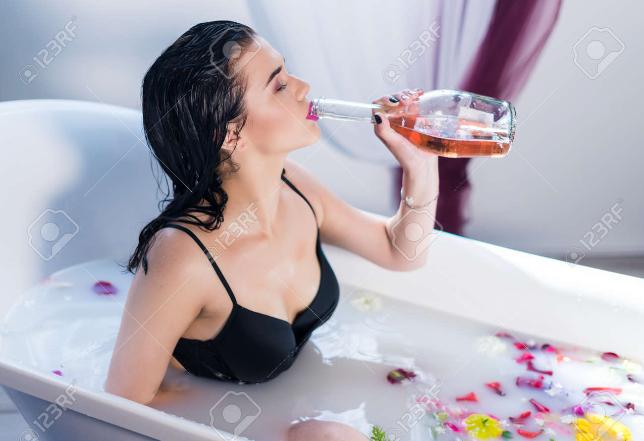 Sexy Brünette in Badewanne Sexy Brünette in Badewanne