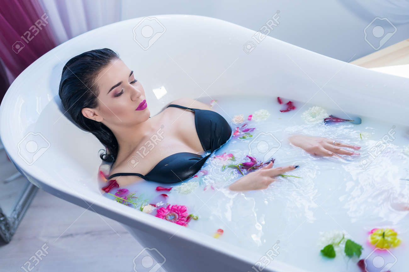 Sexy Brünette in Badewanne Sexy Brünette in Badewanne