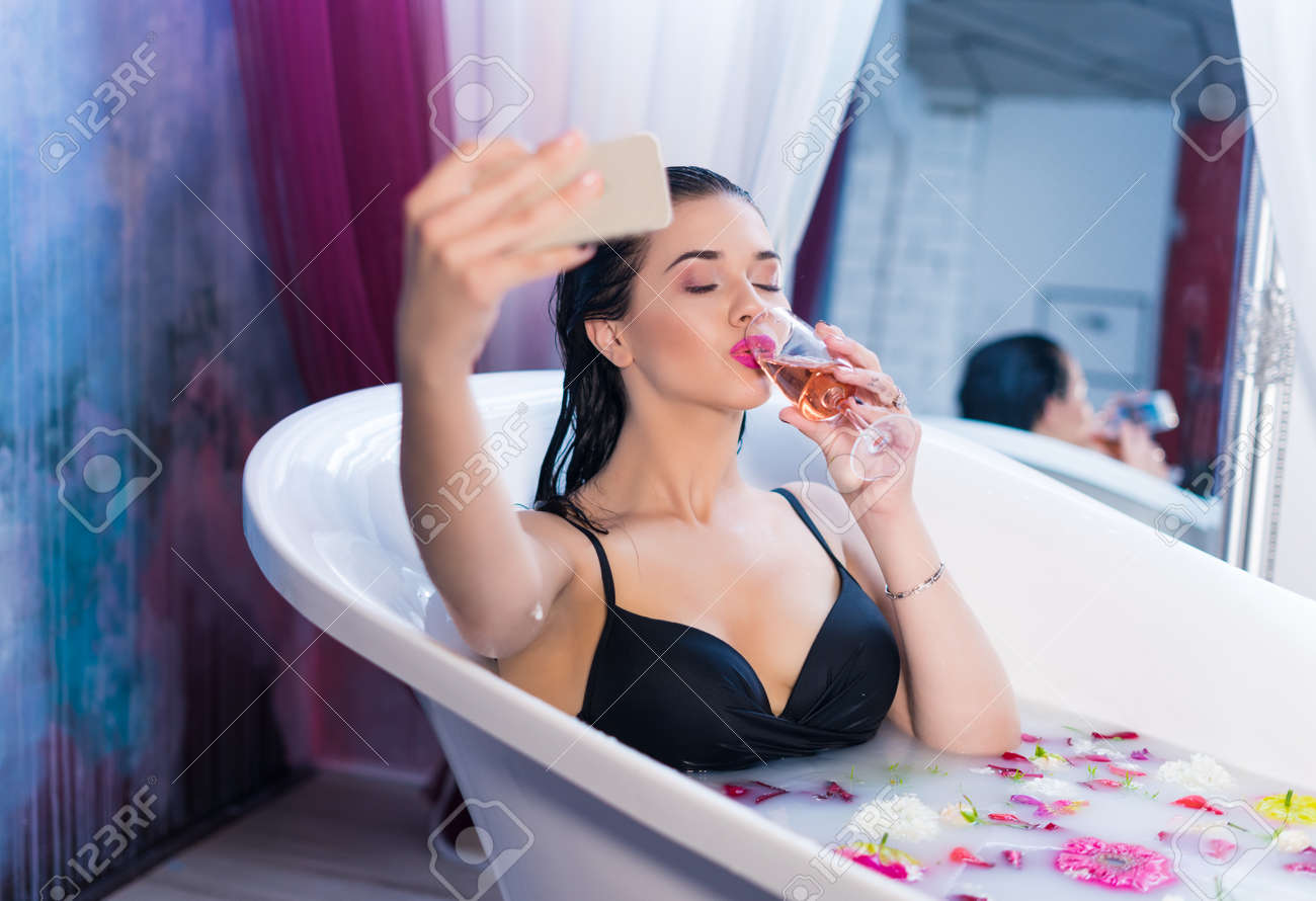 Sexy Brünette in Badewanne Sexy Brünette in Badewanne