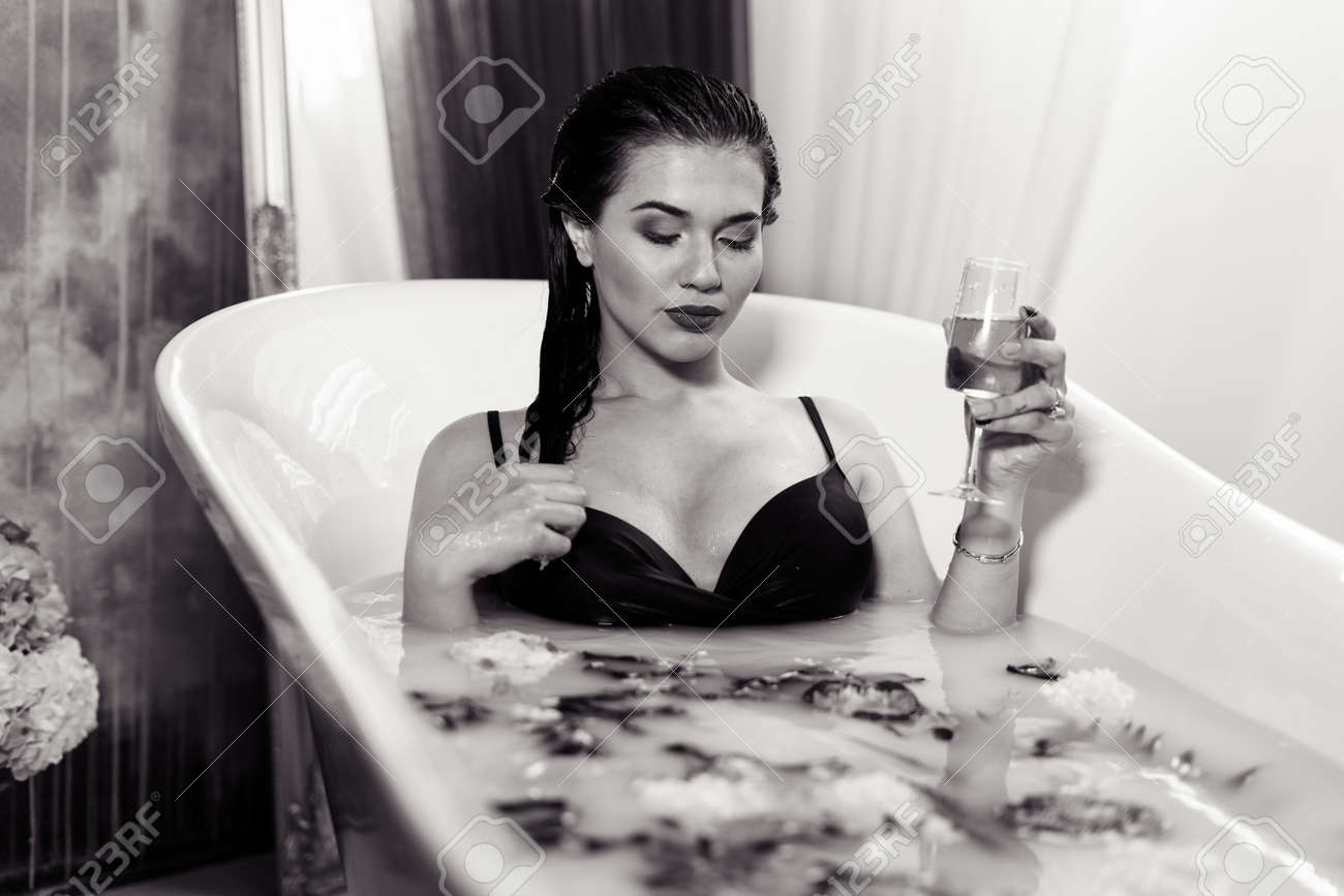 Sexy Brünette in Badewanne Sexy Brünette in Badewanne