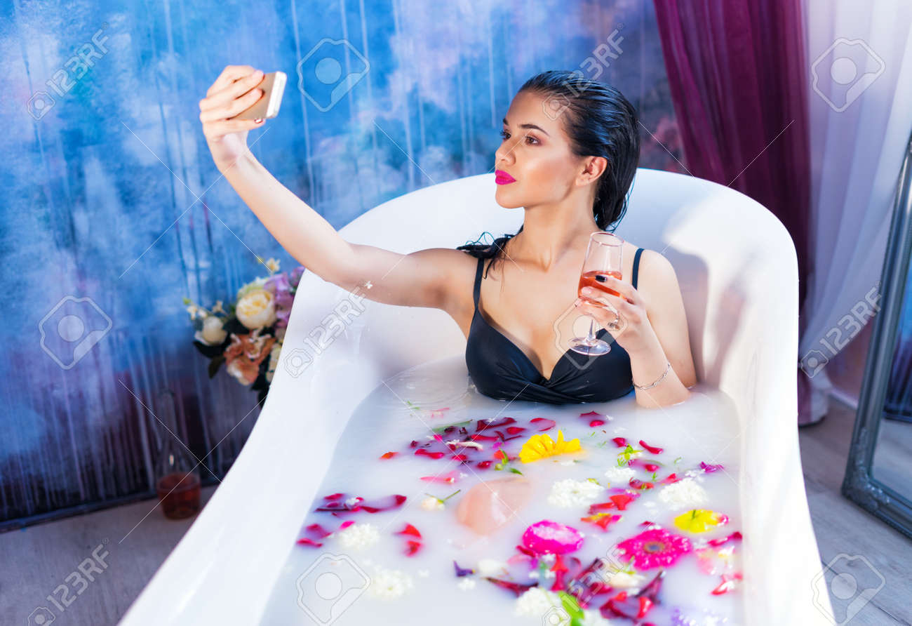 Sexy Brünette in Badewanne Sexy Brünette in Badewanne