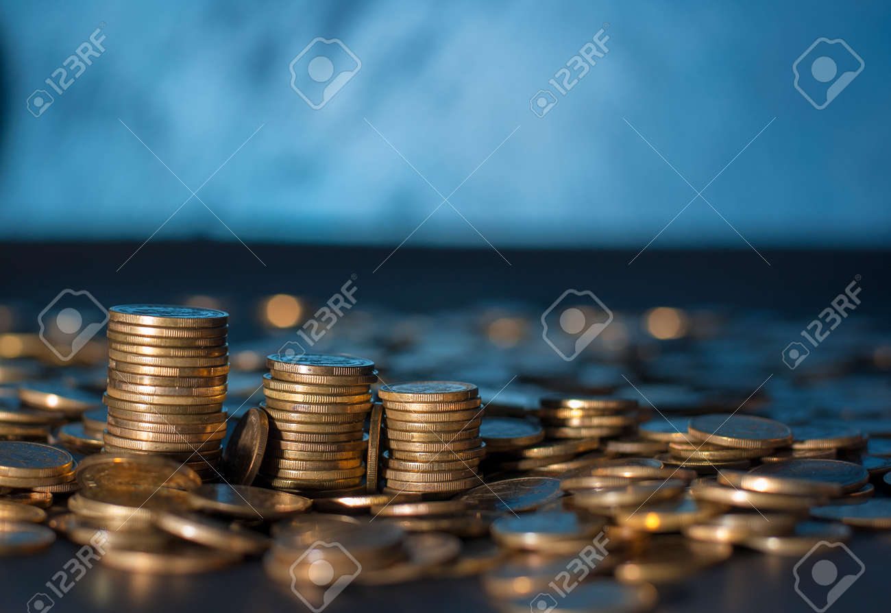 은행 및 돈 거래. 짙은 파란색 흐릿한 배경에 다양한 조합으로 쌓인 황금 금속 동전. 세르비아 금속 동전, 복사 공간 로열티 무료  사진, 그림, 이미지 그리고 스톡포토그래피. Image 129756236