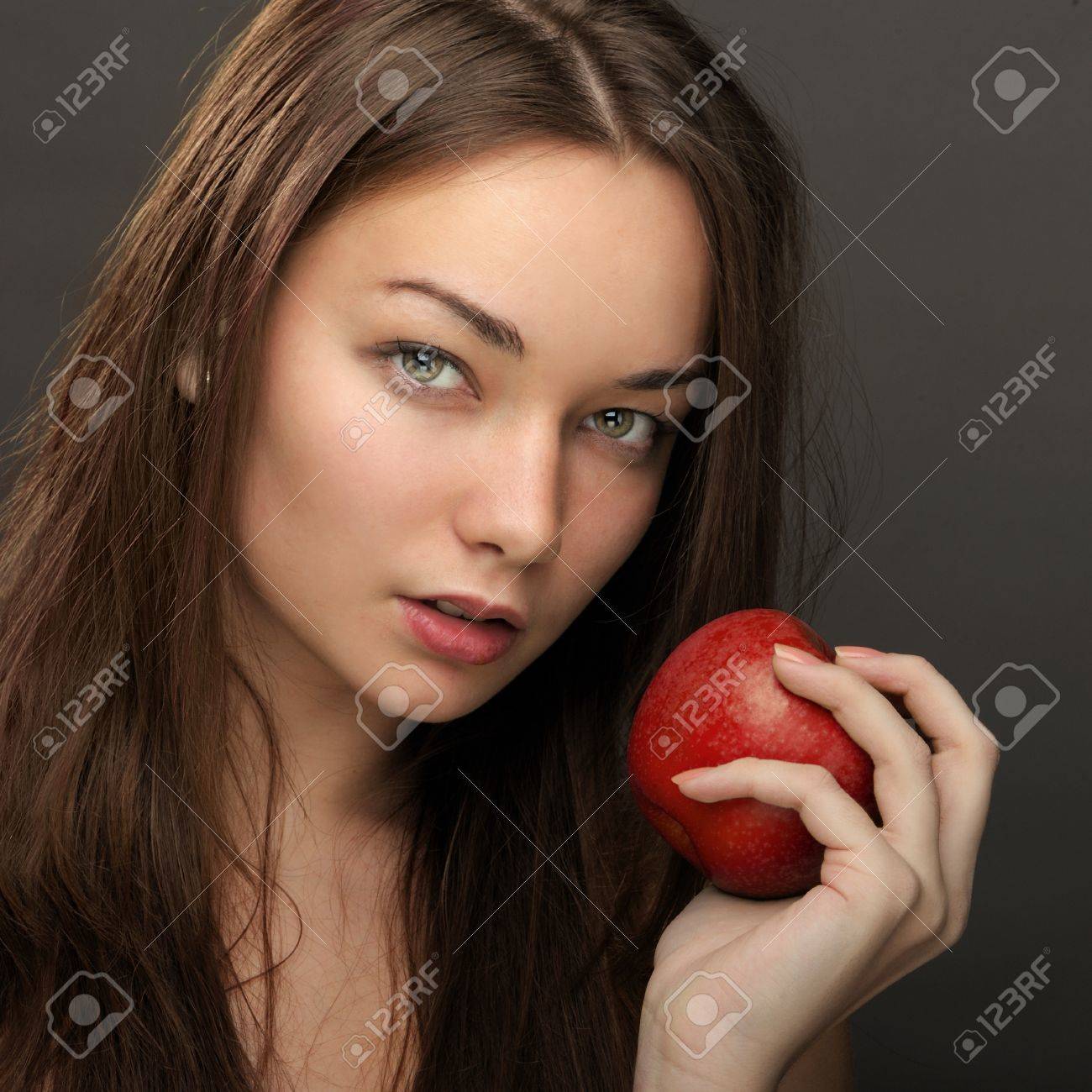 赤いリンゴでポーズ美しい女性 の写真素材 画像素材 Image