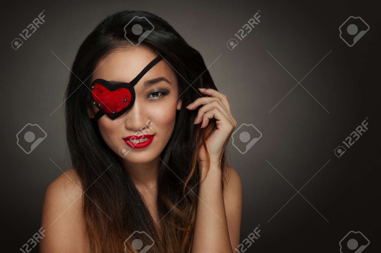 ハート形の眼帯と美しい女性 の写真素材 画像素材 Image