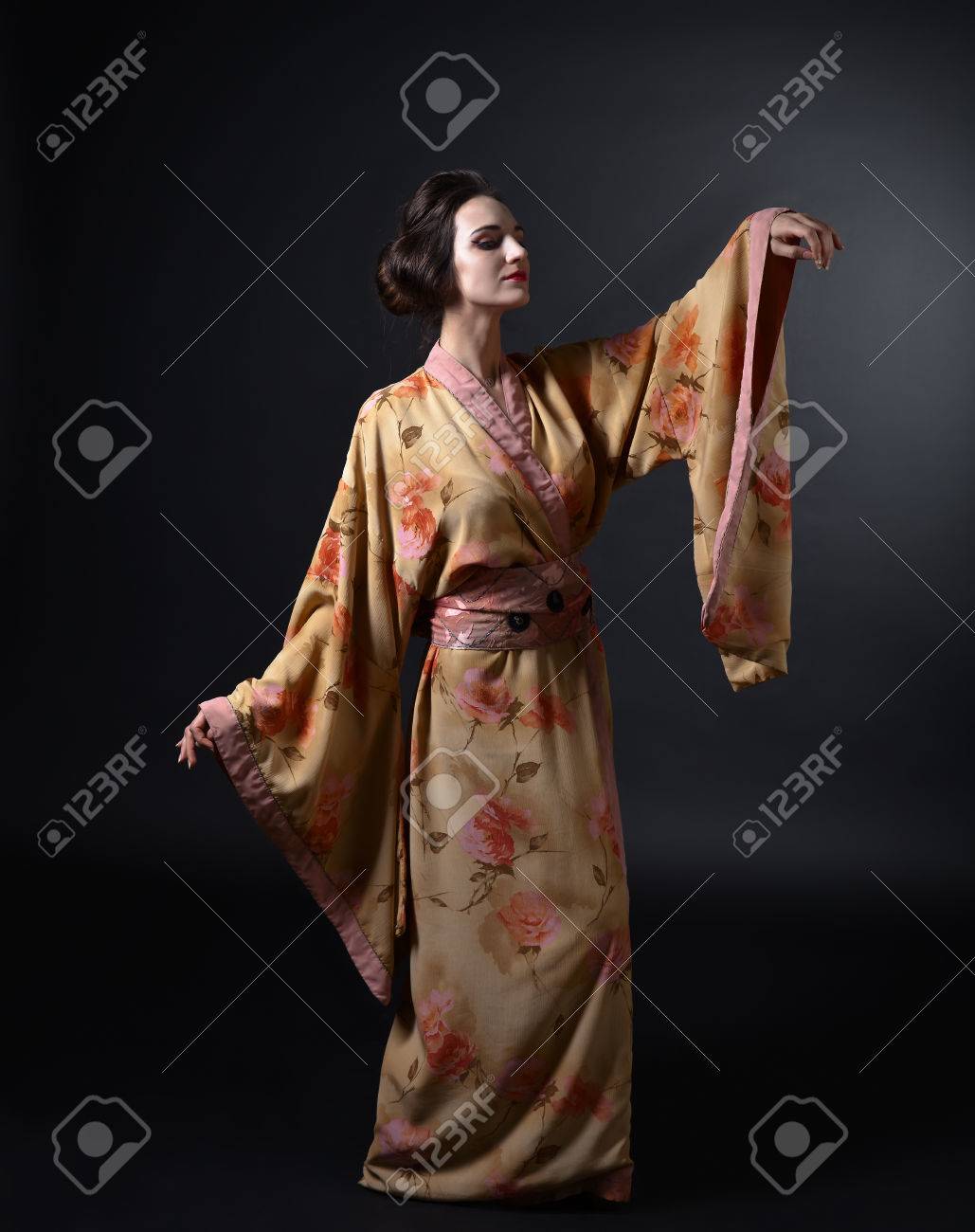 黒い背景に伝統的な日本の着物で踊る女性 の写真素材 画像素材 Image 黒い背景に伝統的な日本の着物で踊る女性 の写真素材 画像素材 Image