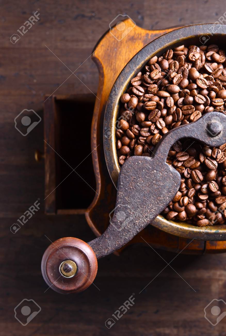 古いコーヒーミルとコーヒー豆の焙煎 トップ ビュー の写真素材 画像素材 Image 古いコーヒーミルとコーヒー豆の焙煎 トップ ビュー の写真素材 画像素材 Image