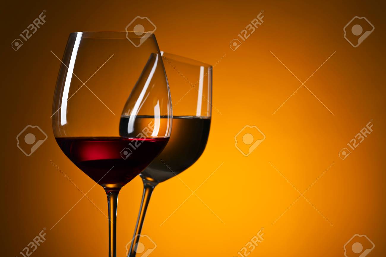 テキストの赤と白ワイン 無料スペースでメガネのクローズ アップ の写真素材 画像素材 Image