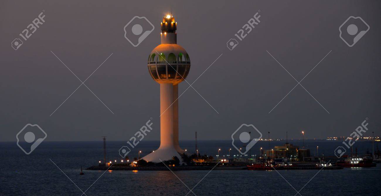 光ジッダ ジェッダ ポート コントロール タワー はアクティブな灯台でジェッダ サウジアラビアです 約 113 M 371 Ft の高さと世界の最も高い灯台である信頼できる要求が生じます の写真素材 画像素材 Image