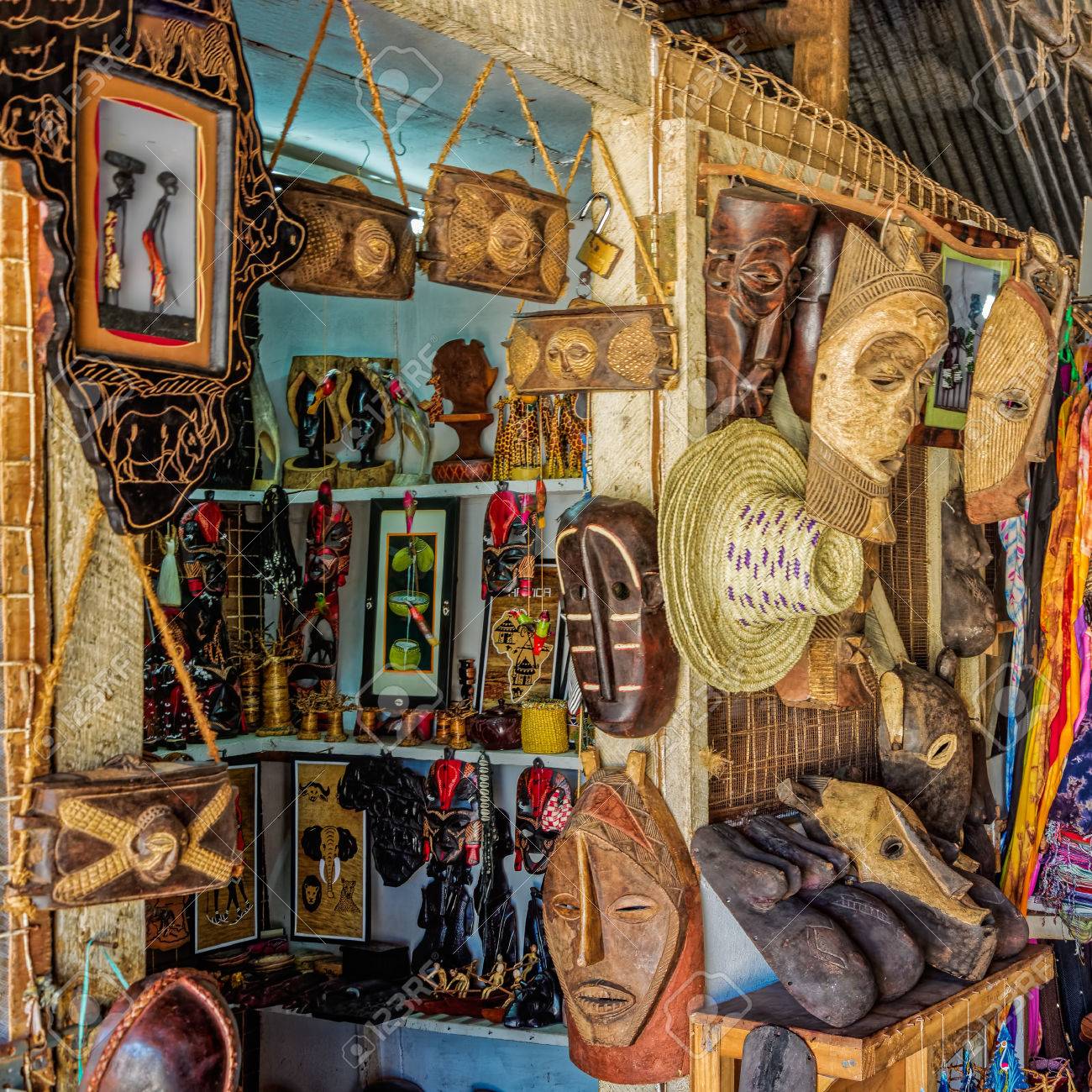一般的なアフリカの手作りのお土産や工芸品 タンザニアのダルエスサラームの土産物店でクローズ アップ ビュー の写真素材 画像素材 Image 一般的なアフリカの手作りのお土産や工芸品 タンザニアのダルエスサラームの土産物店でクローズ アップ ビュー の写真素材 画像素材 Image