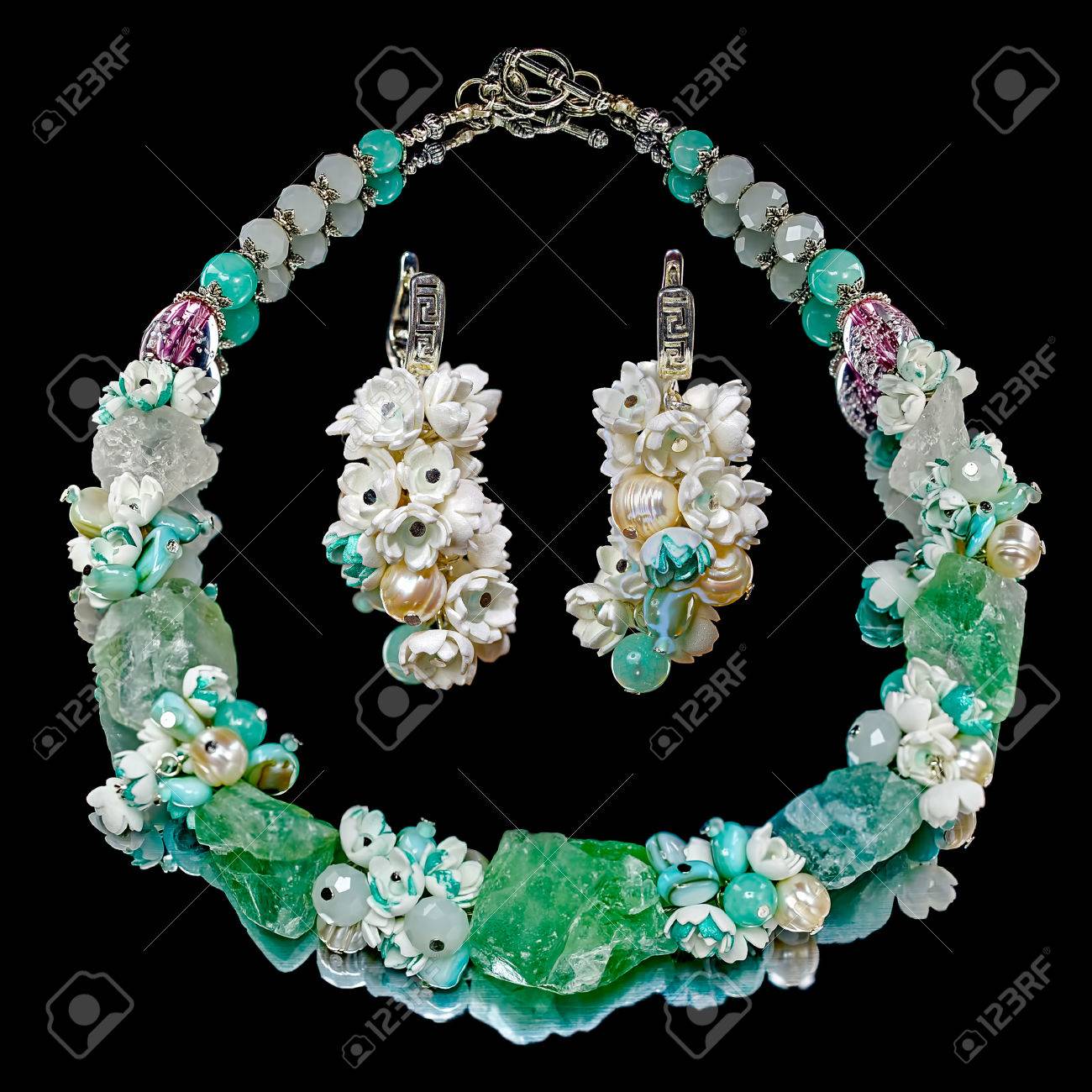 Foamiran 人工スエード ライラックの花に似ていますから手作りイヤリング ネックレス大きな蛍石 水晶 多面的なガラス玉 瑪瑙 淡水真珠 小さな花にクローズ アップ いくつかの花は 淡い緑色でトーンダウン ブラック ミラー の写真素材 画像素材 Image Foamiran 人工スエード ライラックの花に似ていますから手作りイヤリング ネックレス大きな蛍石 水晶 多面的なガラス玉 瑪瑙 淡水真珠 小さな花にクローズ アップ いくつかの花は 淡い緑色でトーンダウン ブラック ミラー の写真素材 画像素材 Image