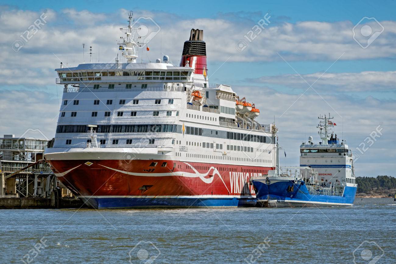 バイキング ラインで給油またはバンカリングの旅客フェリーは フィンランド バンカー船ロータスからヘルシンキ港の桟橋で南港に係留 の写真素材 画像素材 Image