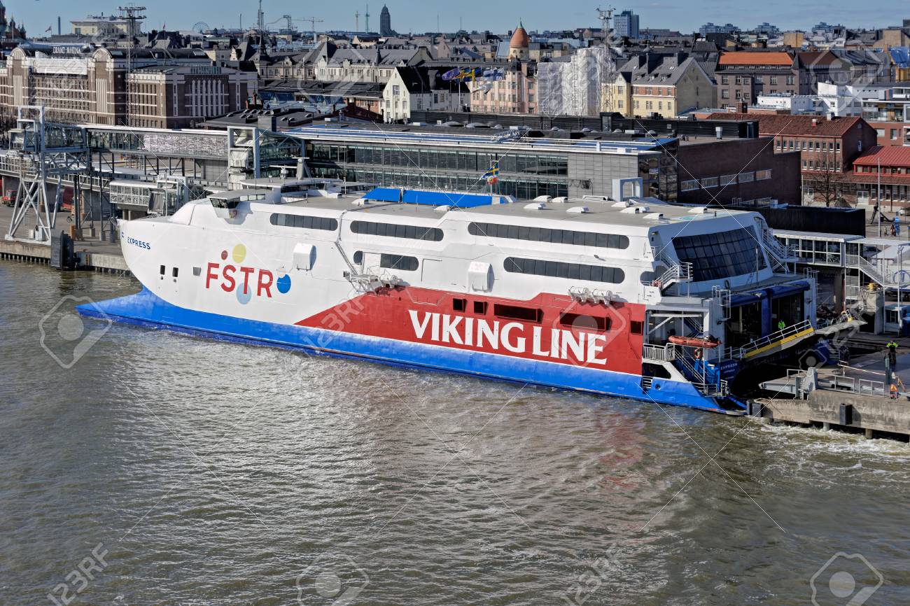 Fstr エクスプレス貨物旅客高速フェリーのカタマランをバイキング ラインでは ヘルシンキの港の桟橋で南港に係留 の写真素材 画像素材 Image