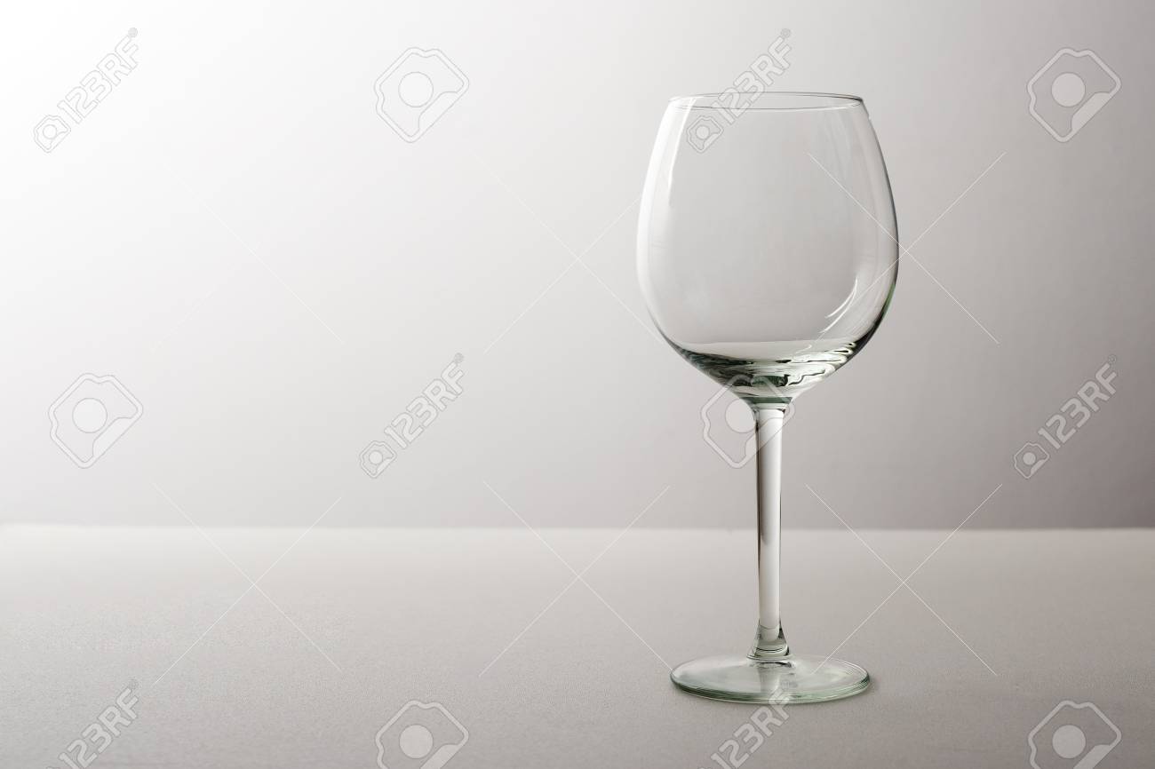 背の高いワイングラス の写真素材 画像素材 Image