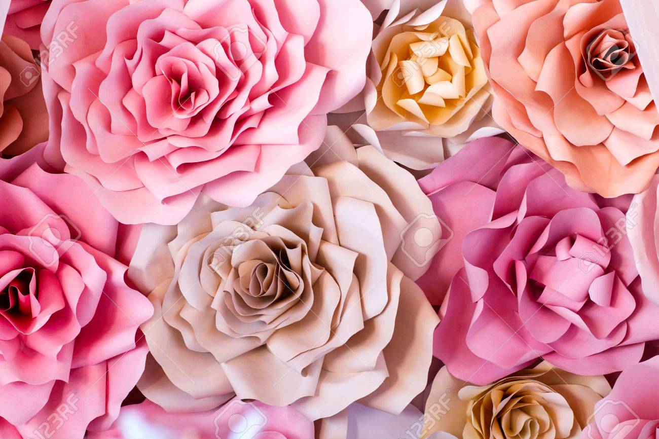色とりどりの花の背景を紙します 赤 ピンク 紫 茶色 黄色 桃の手作り紙バラ の写真素材 画像素材 Image