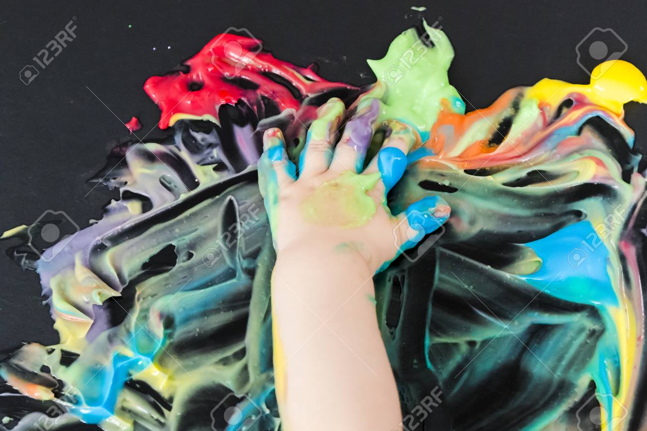 Bebe Peinture Avec De La Peinture Coloree Avec Ses Mains Banque D Images Et Photos Libres De Droits Image