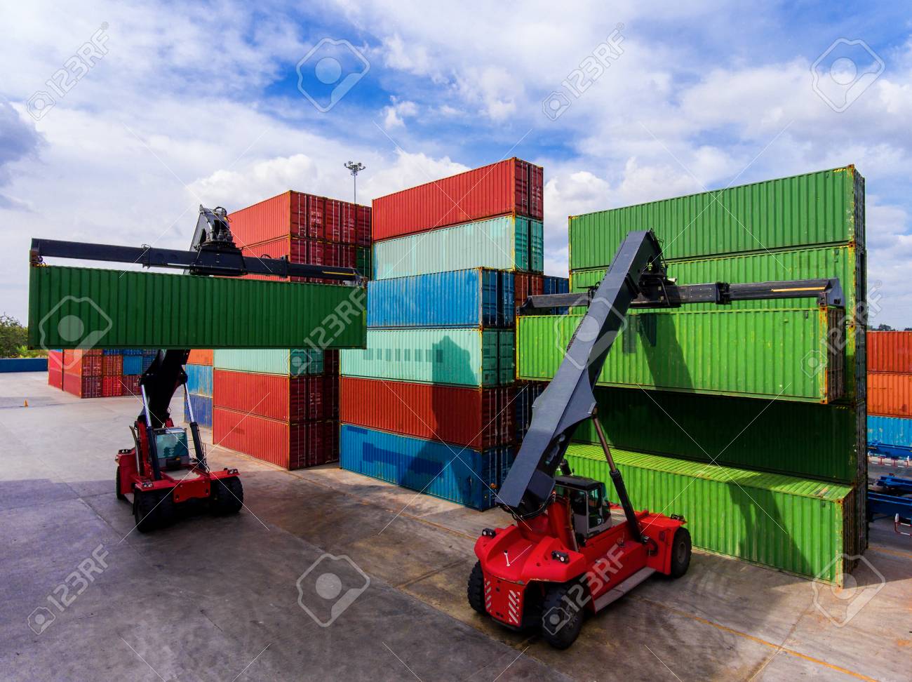 コンテナの保管 ワーク積み重ね層のトップビューは フォークリフトによって層に層を積み重ね ユニットコンテナは 船のキャリアがターミナルに到着したときに港に貨物 出荷を転送するために待機しています の写真素材 画像素材 Image