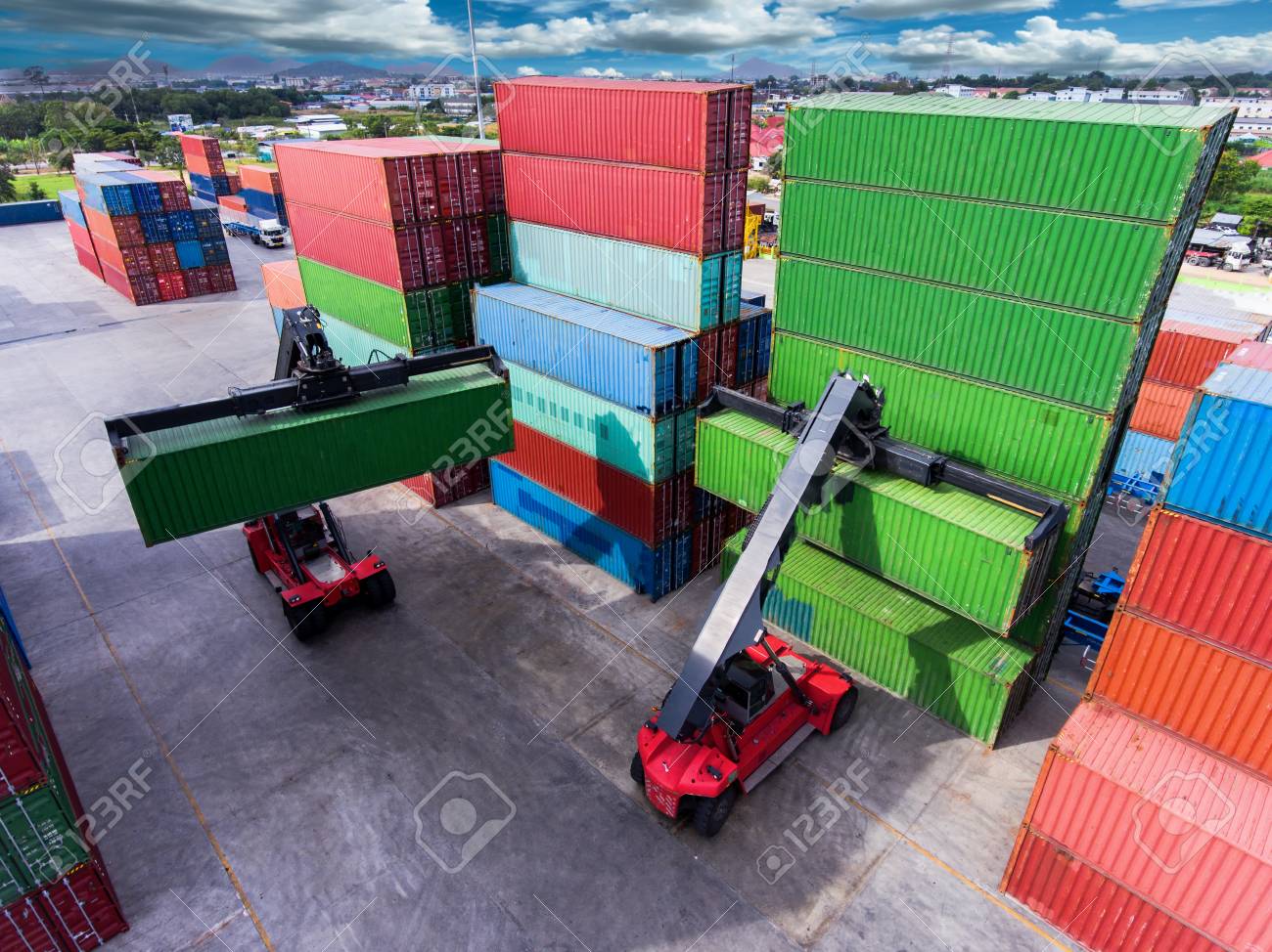 コンテナの保管 ワーク積み重ね層のトップビューは フォークリフトによって層に層を積み重ね ユニットコンテナは 船のキャリアがターミナルに到着したときに港に貨物 出荷を転送するために待機しています の写真素材 画像素材 Image