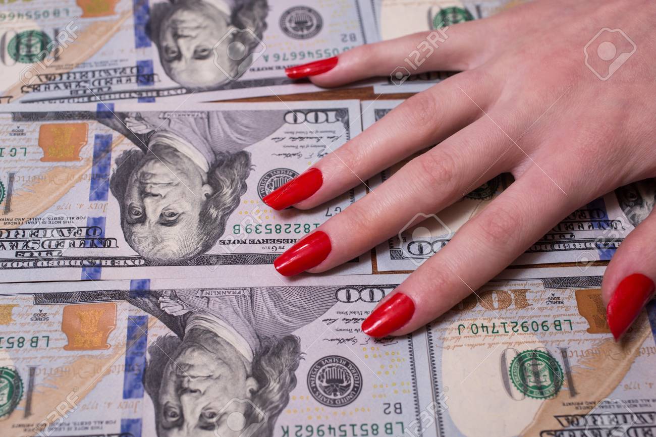 Hand Der Frau Mit Roten Nageln Auf Dem Geld Liegen Die Gier Nach Geld Hintergrund Des Geldes Hundert Dollar Scheine Vorderseite Hintergrund Von Dollar Neuen Hundert Dollar Bil Gesicht Die Entwicklung Der Rechnung In Hundert