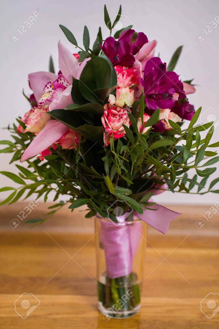 Fleurs De Mariage Bouquet De Mariage De Roses Jaunes Pêche Rouges Et Roses Et Bleu Violet Violet Orchidée Bouquet De Fleurs Bleues Violettes