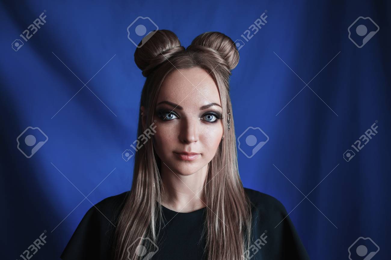 エルフ 長く白い髪を束ねるような大きな青い目とブロンドの女性 少女の髪型とカメラを見て 青の背景に緑のドレスでメイクのフルフェースの肖像画 の写真素材 画像素材 Image エルフ 長く白い髪を束ねるような大きな青い目とブロンドの女性 少女の髪型とカメラを見て 青の背景に緑のドレスでメイクのフルフェースの肖像画 の写真素材 画像素材 Image