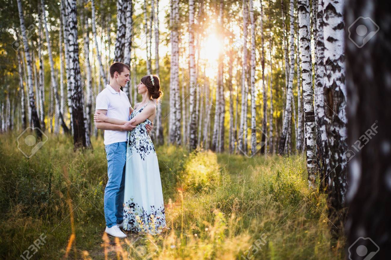 Casal Apaixonado Na Floresta De Vidoeiro Homem E Mulher Caminhando Na Natureza Abracando Um Ao Outro Seja Feliz Estilo De Vida Ativo Floresta De Verao Luz Do Sol Quente Fotos Retratos Imagenes