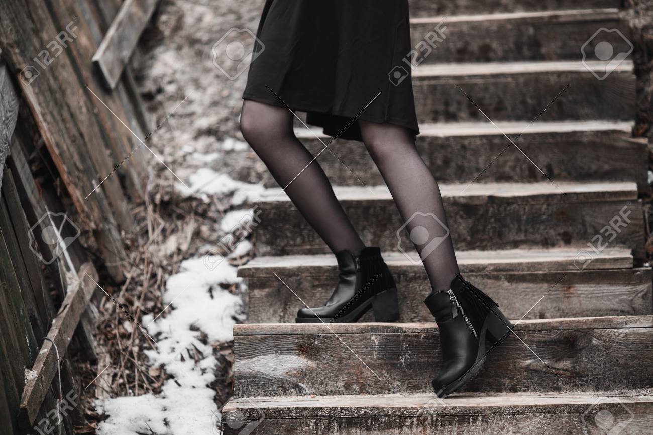 女性のストリート スタイル 冬 秋黒婦人靴 彼の足に Botinski 階段を登る の写真素材 画像素材 Image