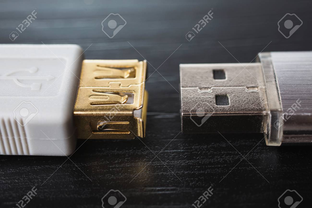 Silbrig Usb Stick Auf Einem Schwarzen Schreibtisch Und Usb Kabel Fur Die Verbindung Nahaufnahme Ein Metall Flash Laufwerk Zum Speichern Von Speicher Auf Einem Dunklen Hintergrund Mit Hartem Licht Lizenzfreie Fotos Bilder Und Stock Fotografie Image