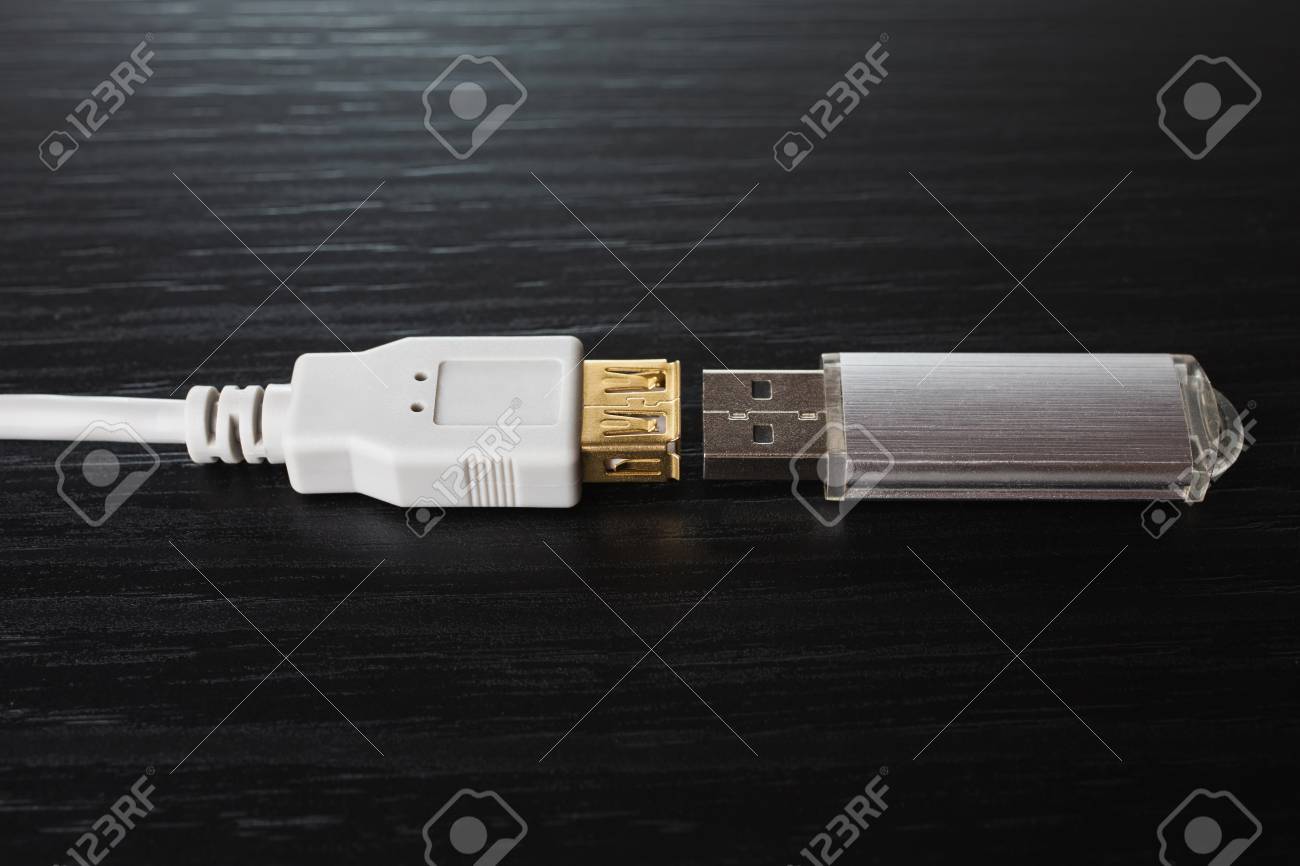 Silbrig Usb Stick Auf Einem Schwarzen Schreibtisch Und Usb Kabel Fur Die Verbindung Nahaufnahme Ein Metall Flash Laufwerk Zum Speichern Von Speicher Auf Einem Dunklen Hintergrund Mit Hartem Licht Lizenzfreie Fotos Bilder Und Stock Fotografie Image