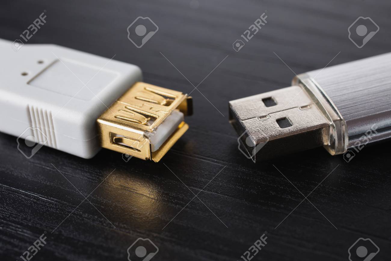 Silbrig Usb Stick Auf Einem Schwarzen Schreibtisch Und Usb Kabel Fur Die Verbindung Nahaufnahme Ein Metall Flash Laufwerk Zum Speichern Von Speicher Auf Einem Dunklen Hintergrund Mit Hartem Licht Lizenzfreie Fotos Bilder Und Stock Fotografie Image
