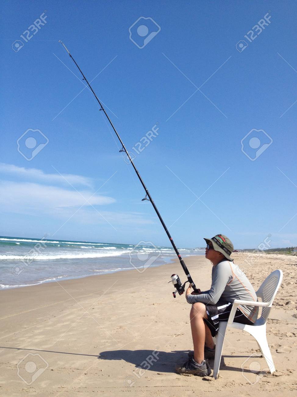 vídeo Ir al circuito Falsedad Niño De La Pesca Por La Orilla Del Mar Fotos, Retratos, Imágenes Y  Fotografía De Archivo Libres De Derecho. Image 21668198.