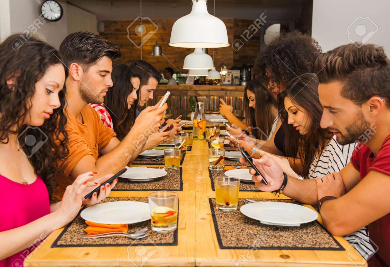 Résultat de recherche d'images pour "images groupe restaurant et smartphone"