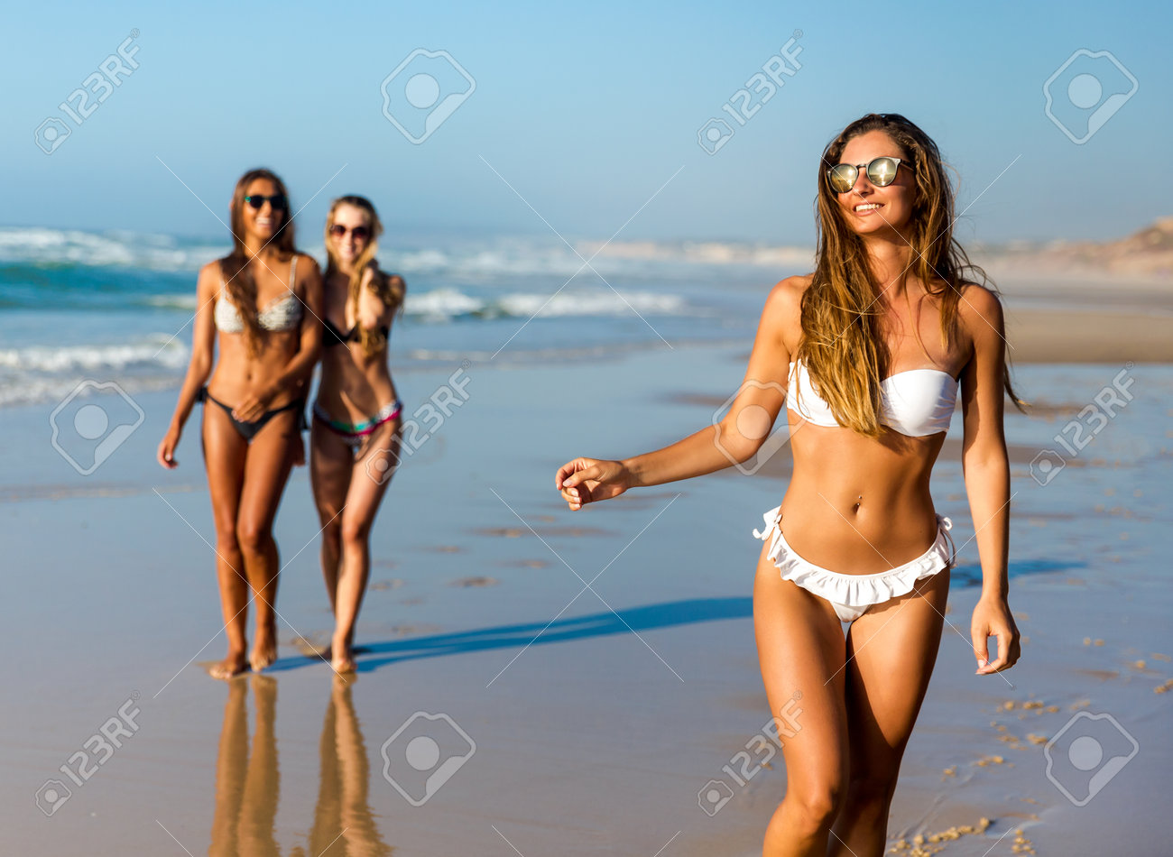 Três Meninas Bonitas Se Divertindo Na Praia Foto Royalty Free, Gravuras,  Imagens e Banco de fotografias. Image 73487361