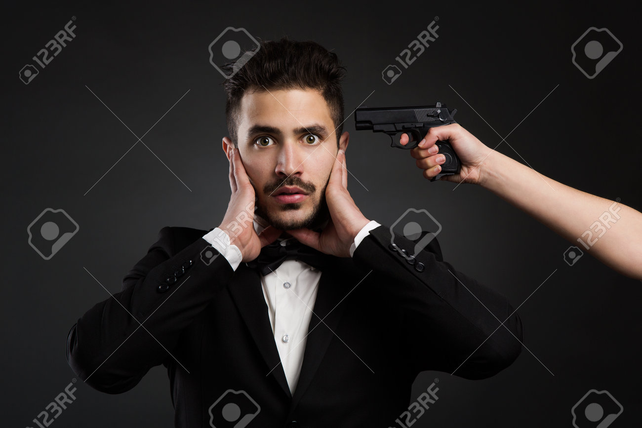 Une arme dans la tete