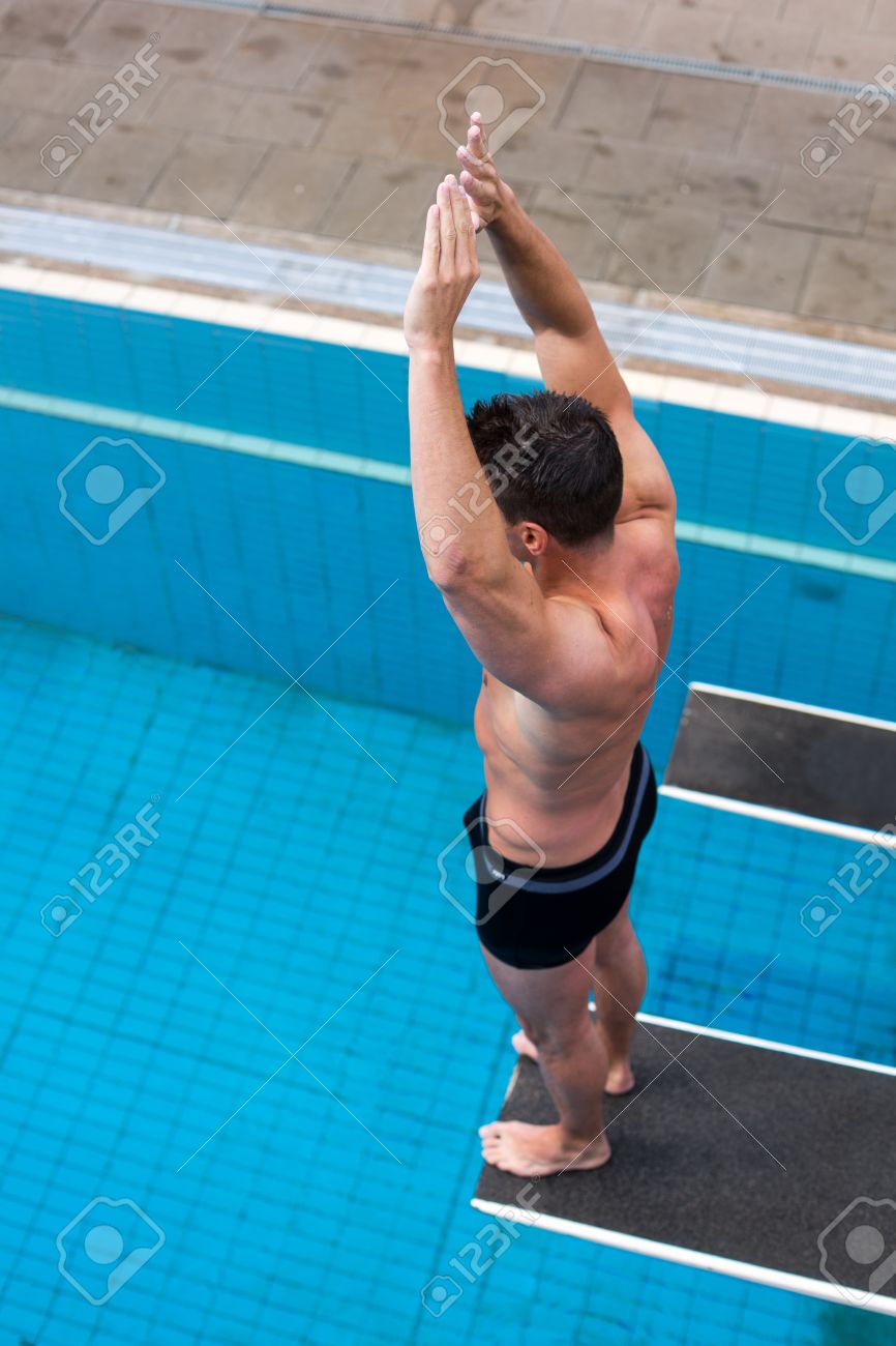 öffentliche schwimmbäder mit sprungbrettern mann bereit vom sprungbrett an öffentlichen schwimmbad springen standardbild 21875799 bereit vom an springen öffentliche schwimmbäder mit sprungbrettern mann bereit vom sprungbrett an öffentlichen schwimmbad springen standardbild 21875799 bereit vom an springen