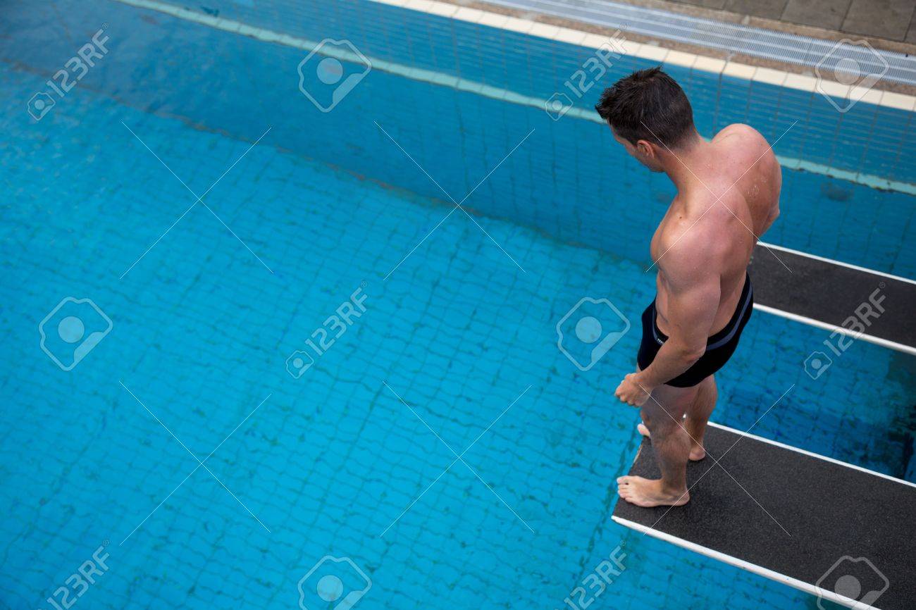 öffentliche schwimmbäder mit sprungbrettern höhenangst steht man steht auf sprungbrett in öffentlichen schwimmbad über dem wasser standardbild 21875849 steht auf in dem öffentliche schwimmbäder mit sprungbrettern höhenangst steht man steht auf sprungbrett in öffentlichen schwimmbad über dem wasser standardbild 21875849 steht auf in dem
