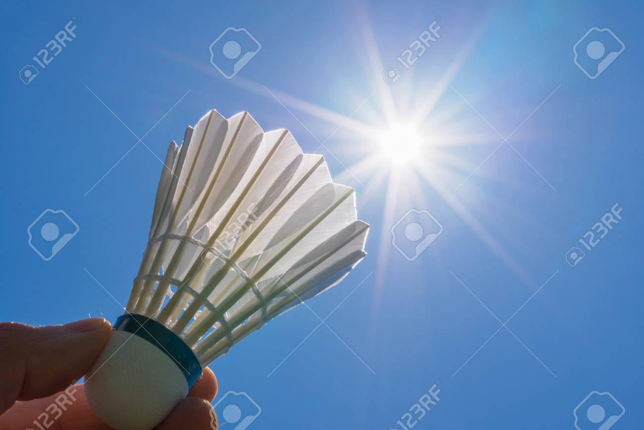 太陽の光と青空にバドミントンのシャトル コック の写真素材 画像素材 Image