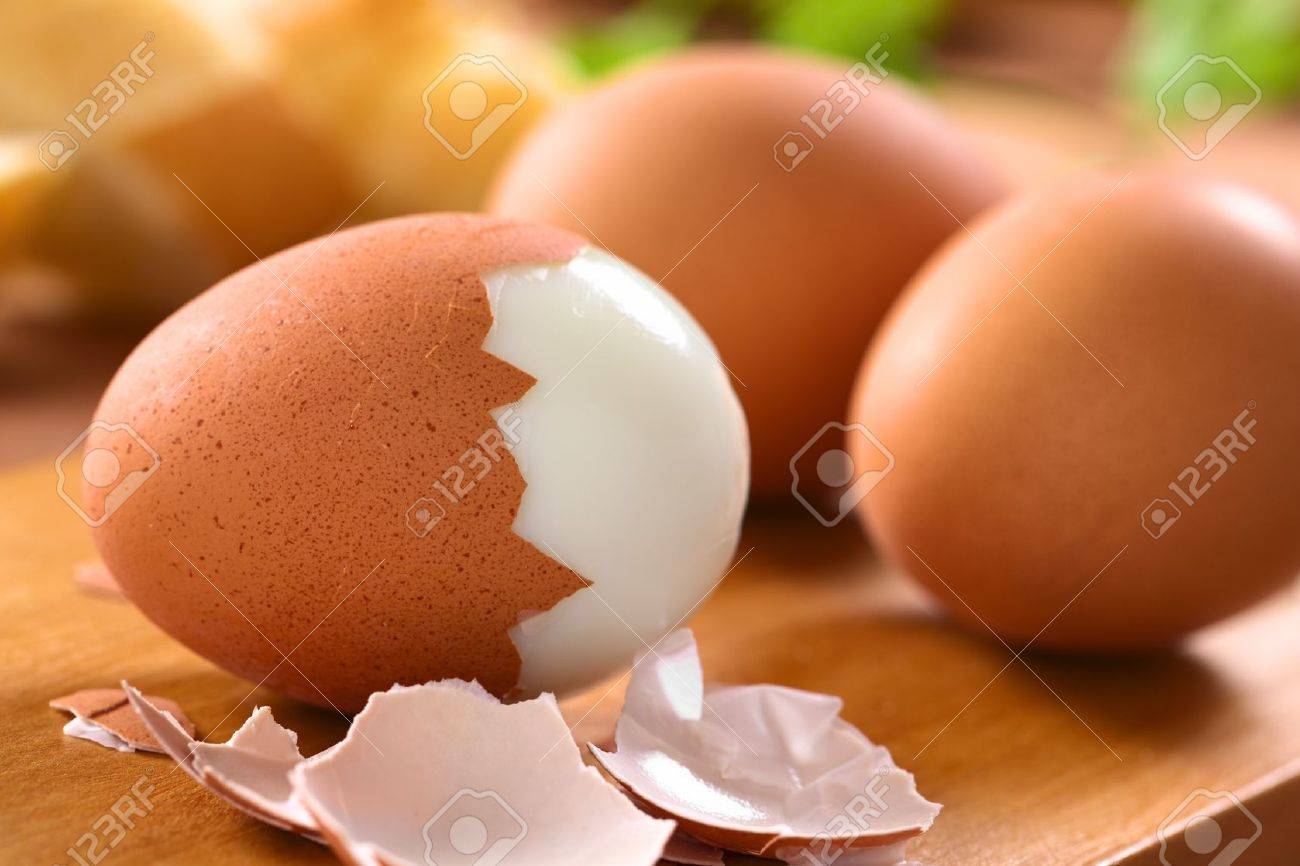 Fresh hard boiled eggs with shell beside on wooden board Selective Focus, Focus on the front of the shell on the first egg - 13911592 Fresh hard boiled eggs with shell beside on wooden board Selective Focus, Focus on the front of the shell on the first egg - 13911592