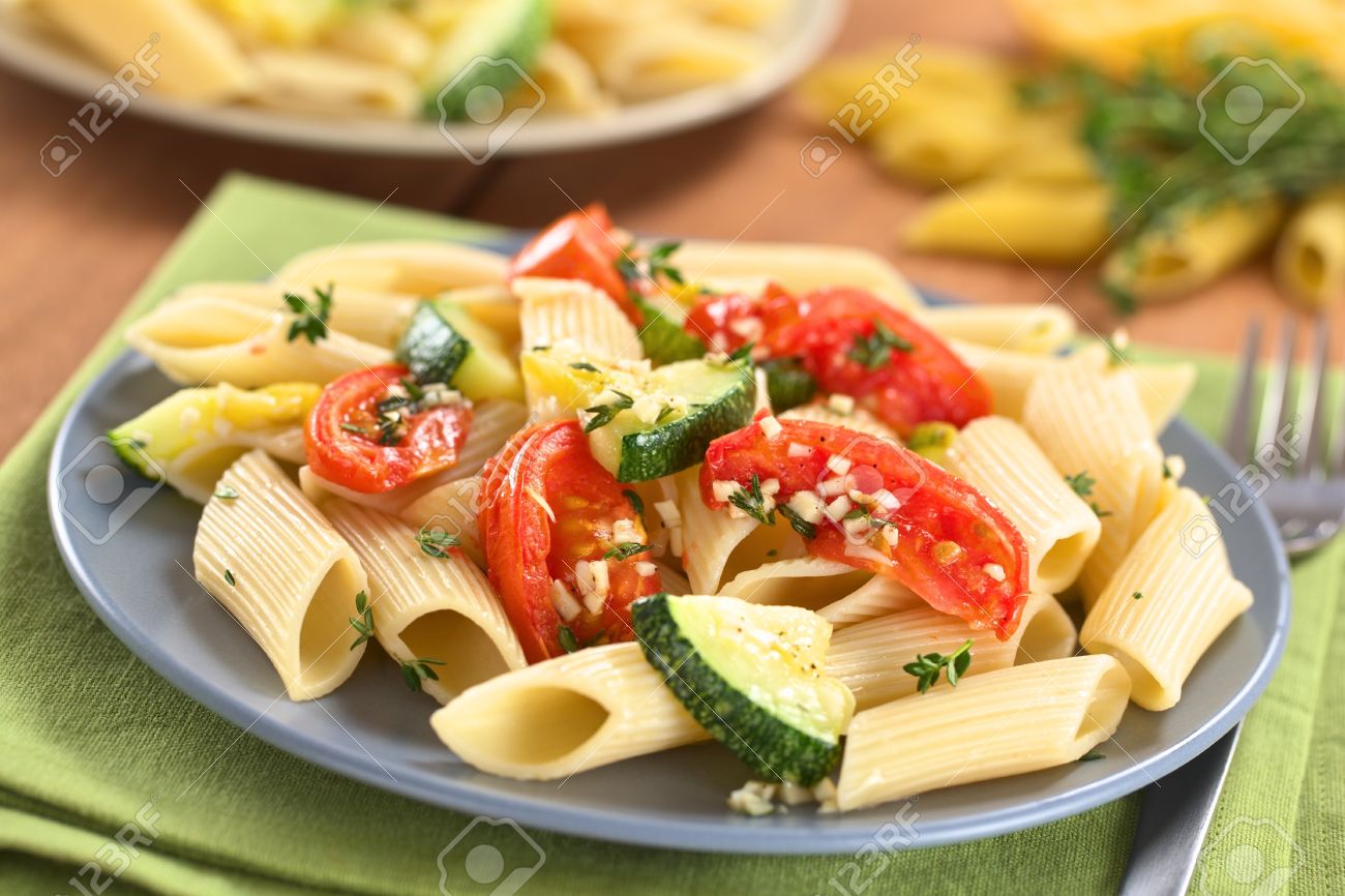 Vegetarien Plat De Pates Penne Cuites Avec La Courgette Et Tomate