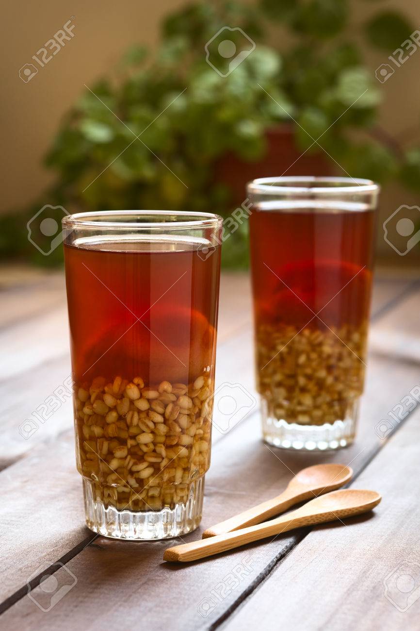 伝統的なチリ ノンアルコールの冷たい飲み物 調理玄米小麦 と呼んでコン Huesillo 乾燥桃の葉 飲料は 水に砂糖とシナモンと乾燥桃の調理によって準備されます 選択的なフォーカスの最初の飲み物 の写真素材 画像素材 Image