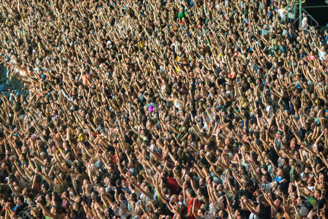 Толпа 5 тысяч человек. Фестиваль love parade. Толпа. Толпа 5. Человек толпы.