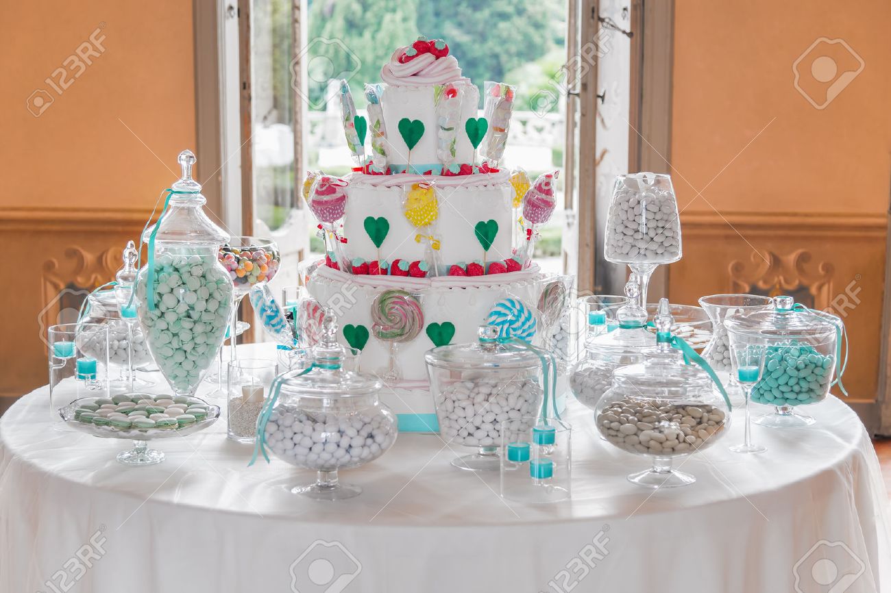 Table De Dessert Avec Un Gateau Et Des Bonbons Pour Un Mariage Ou Une Fete Banque D Images Et Photos Libres De Droits Image