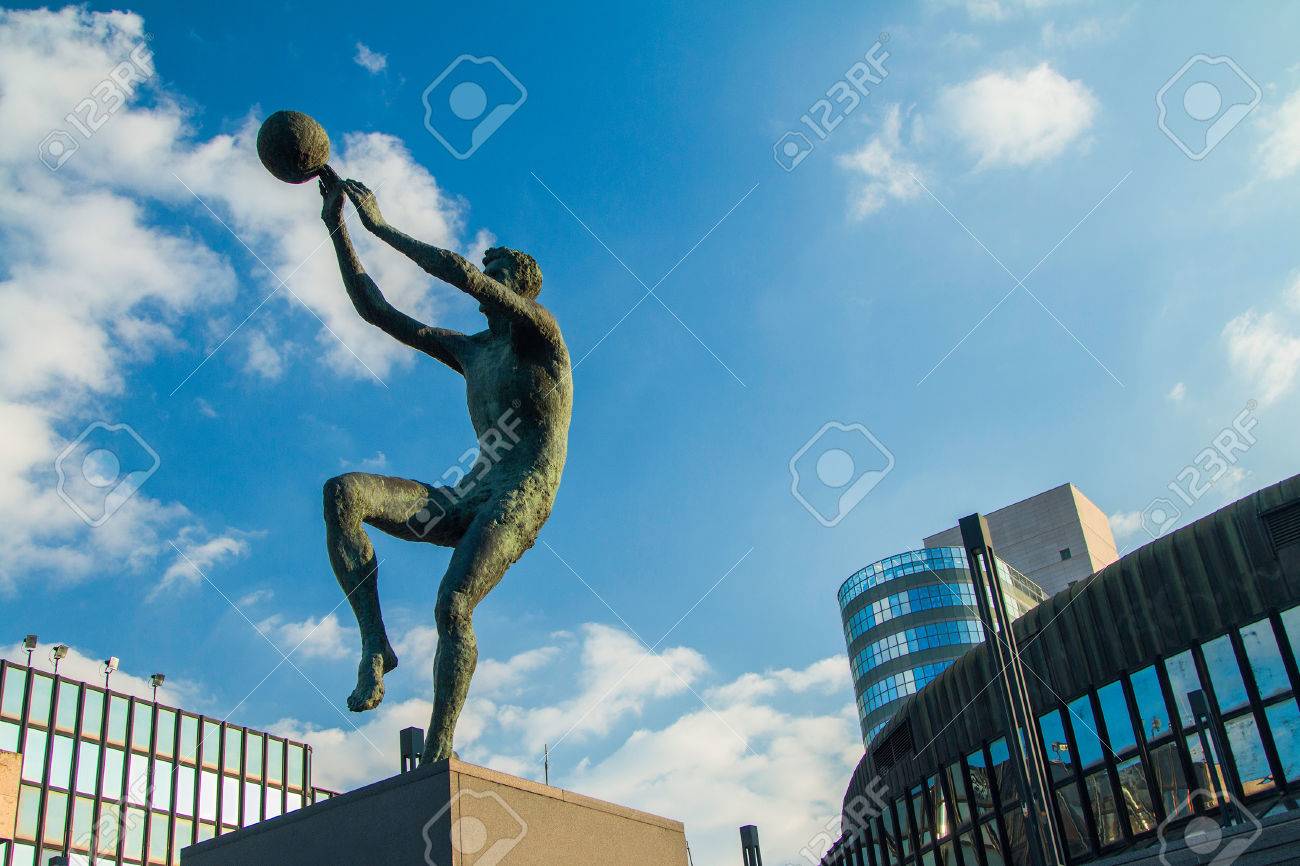 有名なクロアチアのバスケット ボール選手ドラジェン ペトロヴィッチと背景 ザグレブ クロアチアの Cibona バスケット ボール ホールの像 の写真素材 画像素材 Image 有名なクロアチアのバスケット ボール選手ドラジェン ペトロヴィッチと背景 ザグレブ クロアチアの Cibona バスケット ボール ホールの像 の写真素材 画像素材 Image