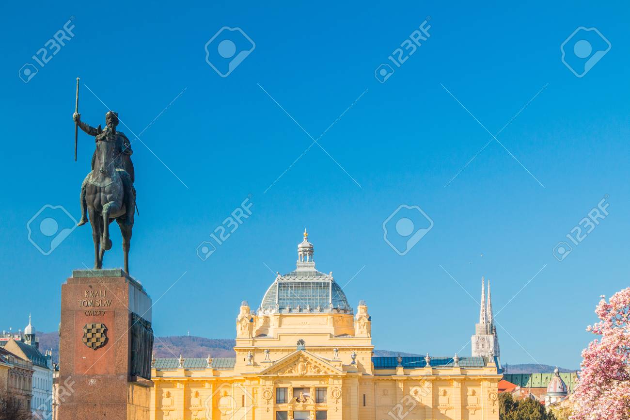 王 Tomislav 像 アート パビリオン ザグレブ クロアチア 春に大聖堂のパノラマの景色 記念碑のクロアチア語のテキストが英語で 王 Tomislav 925 を意味します の写真素材 画像素材 Image