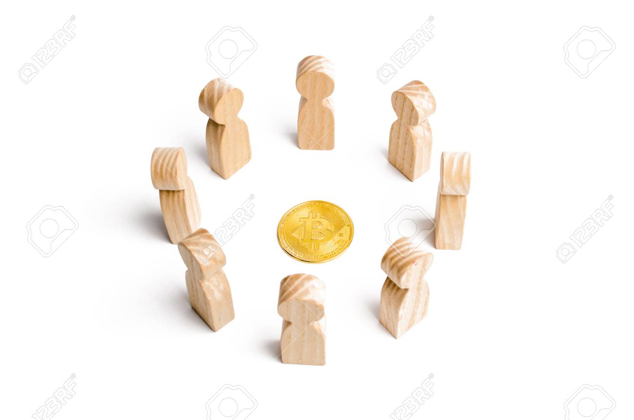 한 무리의 사람들이 흰색 배경에 있는 비트코인 동전 주위에 서 있습니다. 암호화폐와 블록체인 기술. 금융 시스템의 분산화, 거래 실행.  로열티 무료 사진, 그림, 이미지 그리고 스톡포토그래피. Image 111175073