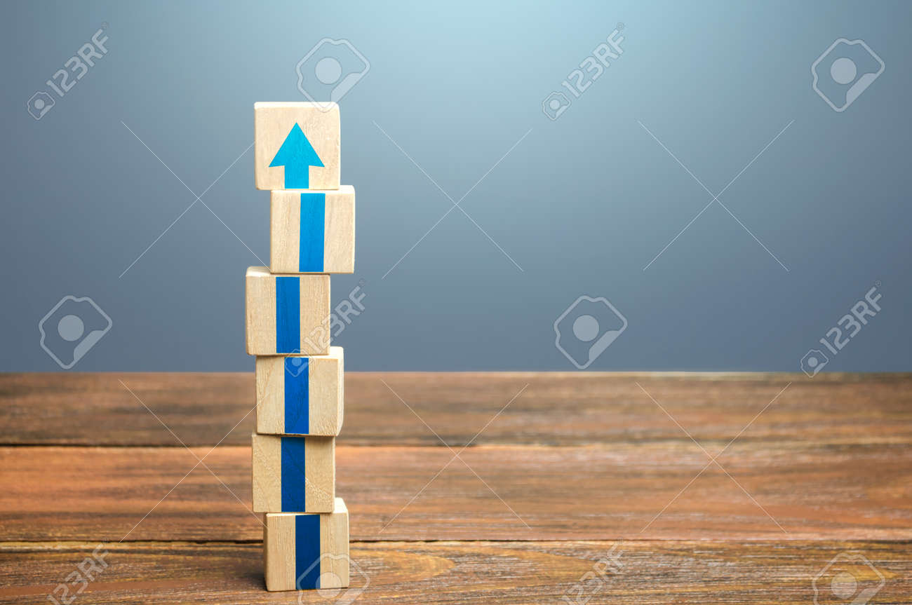 Torre do bloco com setas azuis. crescimento, progresso do desenvolvimento. conceito do acordo do mapa do caminho. promoção da carreira passo a passo. educação, aprendizagem. alcançar um novo nível. melhorar as habilidades. aumentar o padrão - 165851316 Torre do bloco com setas azuis. crescimento, progresso do desenvolvimento. conceito do acordo do mapa do caminho. promoção da carreira passo a passo. educação, aprendizagem. alcançar um novo nível. melhorar as habilidades. aumentar o padrão - 165851316
