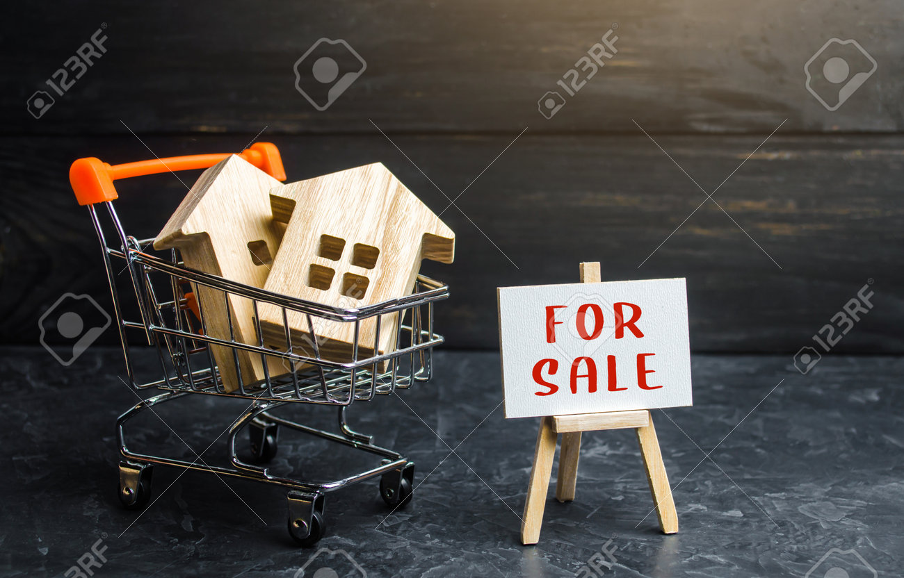 Winkelwagen geladen met huizen en tekenen te koop. kopen en verkopen van woningen. besparen van geld in onroerend goed, investeren in huisvesting. onroerend goed beoordeling. secundaire vastgoedmarkt. aantrekkelijke prijzen. - 181339518 Winkelwagen geladen met huizen en tekenen te koop. kopen en verkopen van woningen. besparen van geld in onroerend goed, investeren in huisvesting. onroerend goed beoordeling. secundaire vastgoedmarkt. aantrekkelijke prijzen. - 181339518