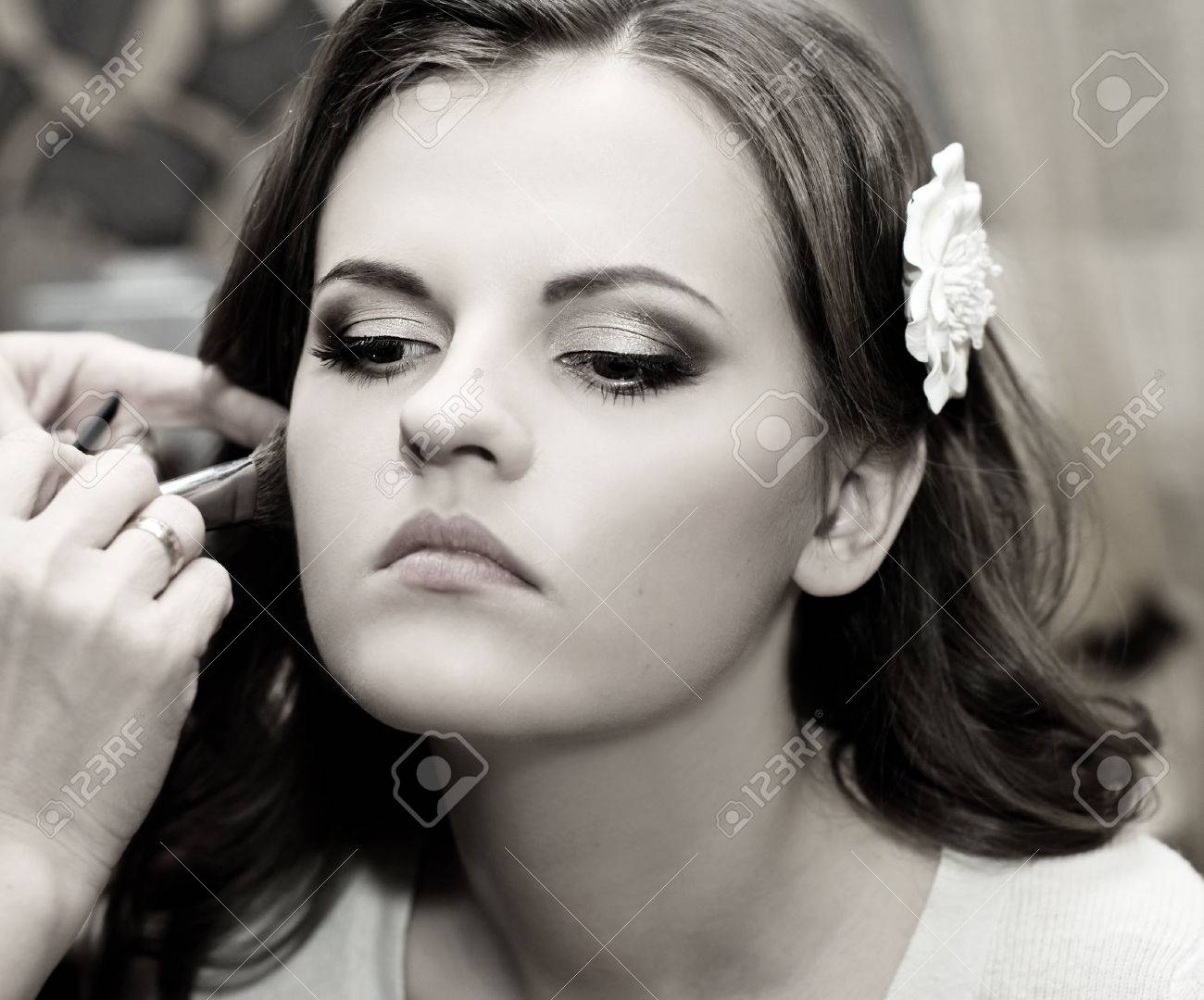 Belle Mariee Faire Le Maquillage Noir Et Blanc Banque D Images Et